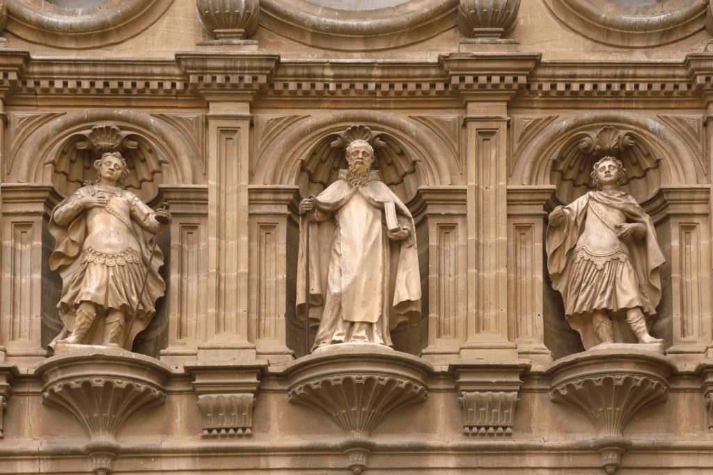 Esculturas en la fachada de la Catedral de Santo Domingo de la Calzada, en La Rioja. - Foto: Depositphotos
