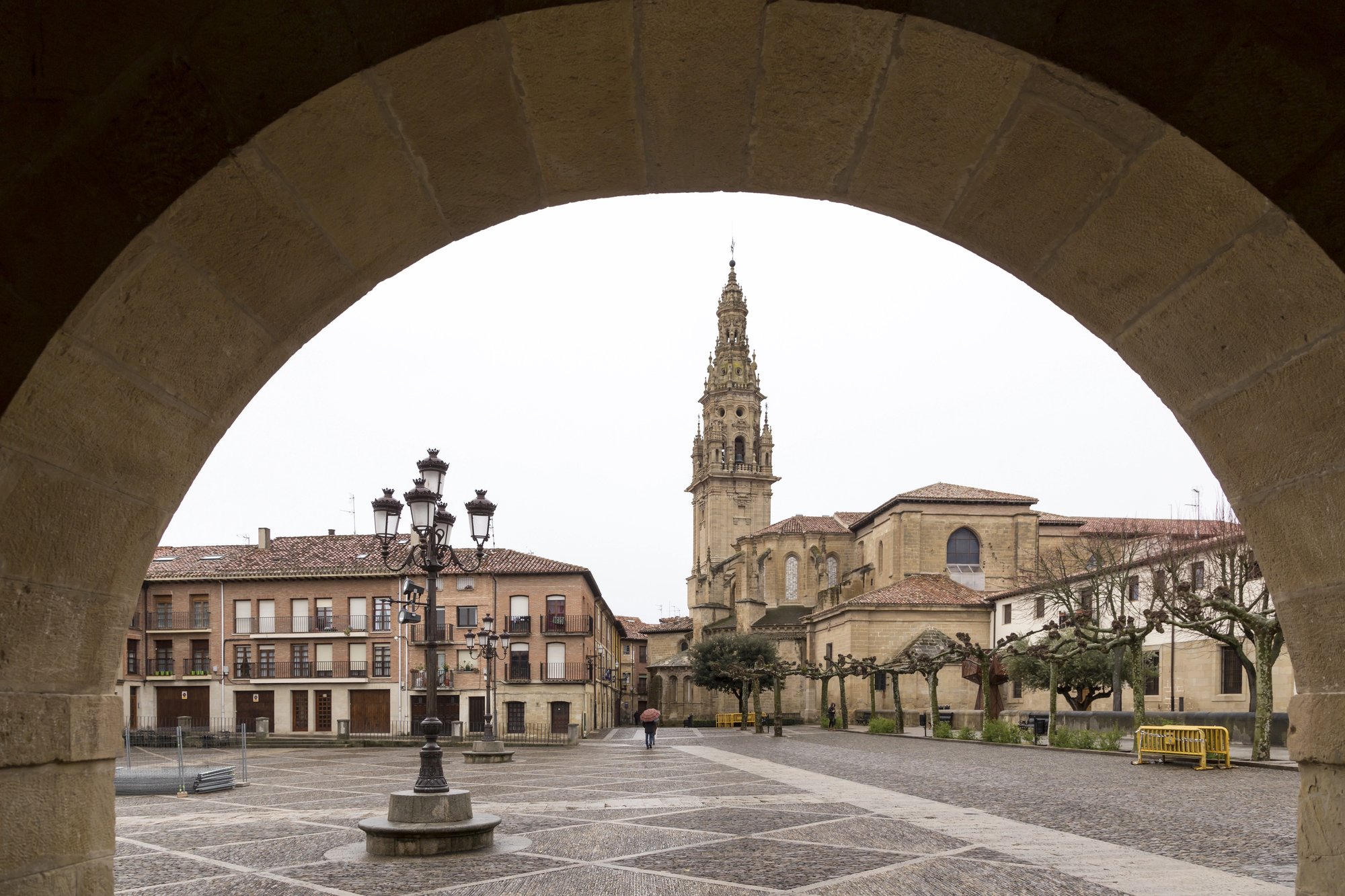 Vista de Santo Domingo de la Calzada, con la torre de la Catedral de San Salvador al fondo. - Foto: Depositphotos