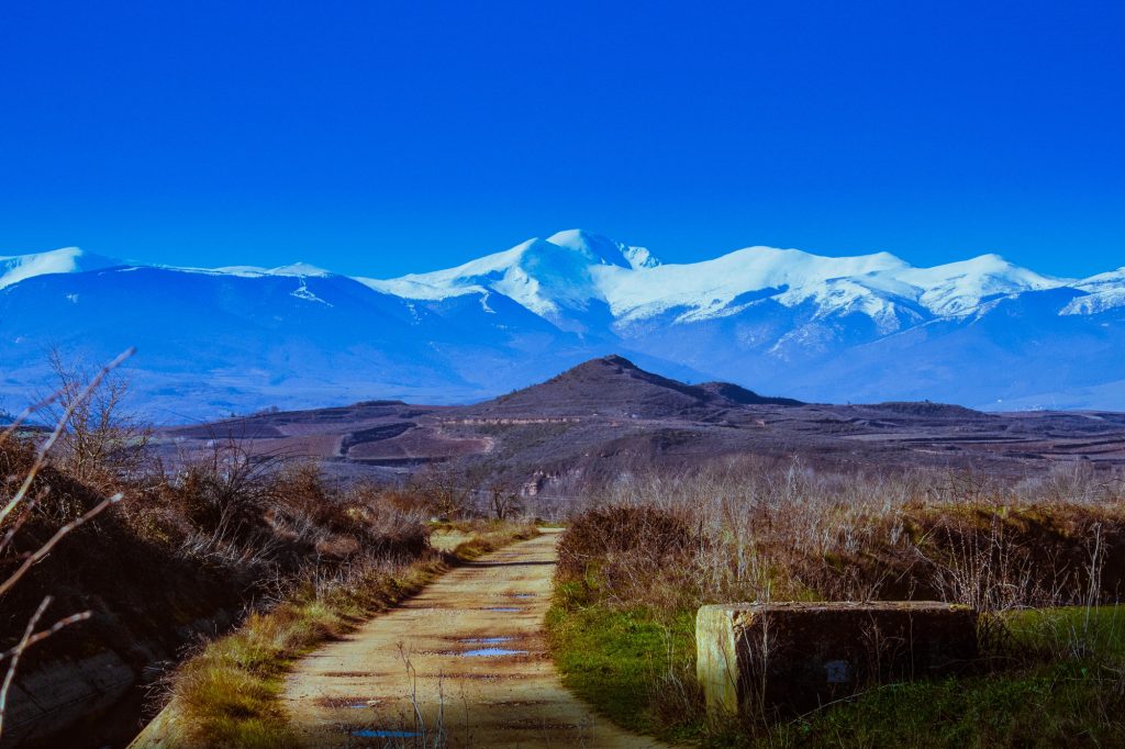 Vía pecuaria, con la vista al fondo del Pico de San Lorenzo, en la Sierra de la Demanda (La Rioja). - Foto: Depositphotos