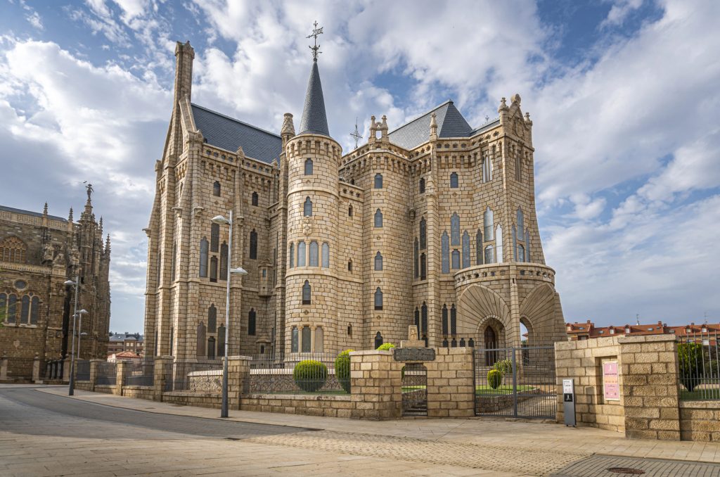 Palacio Episcopal de Astorga. - Foto: Depositphotos