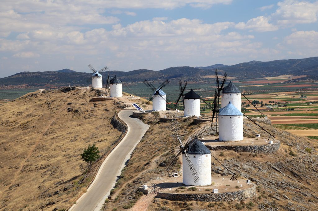 Paisaje con molinos en Castilla La Mancha. - Foto: Depositphotos