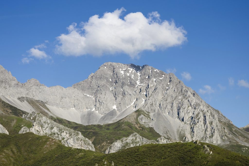 El pico de Peña Ubiña en la región de Babia (León). - Foto: Depositphotos
