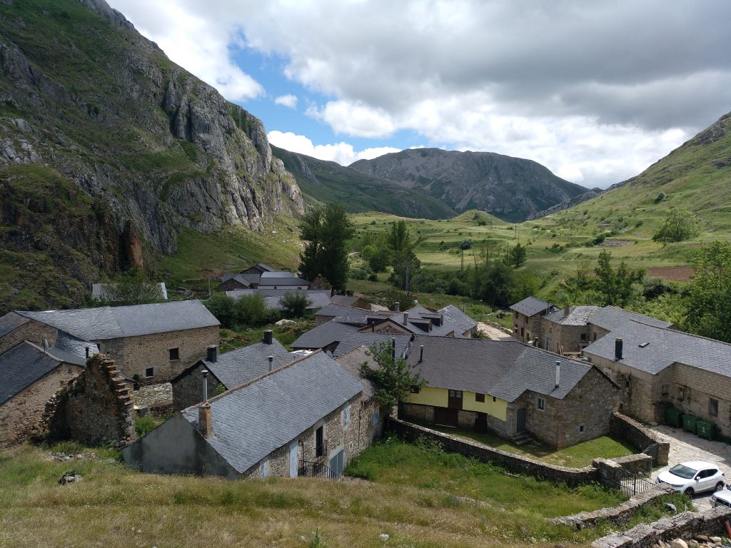 Vista panorámica de La Cueta, en Babia. - Foto: Por Todonegro - Trabajo propio, CC BY-SA 4.0, https://commons.wikimedia.org/w/index.php?curid=107095197