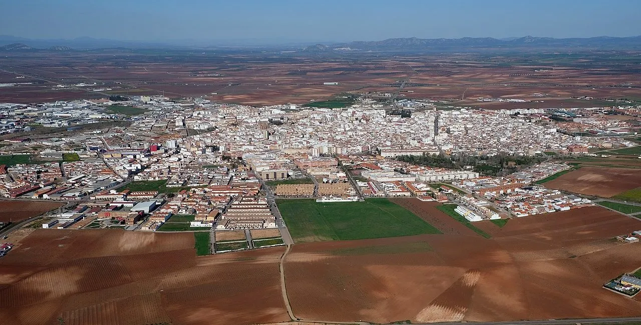 Vista relacionada con Tierra de Barros: viñas, sierras y aguas romanas