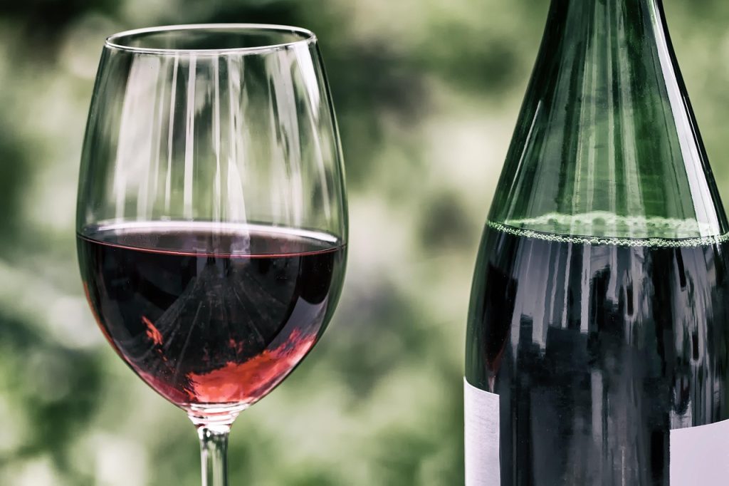Copa y botella de vino